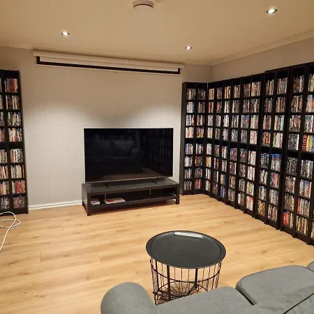 Private With Shared Kitchen, Bathroom And Tv Apartment *