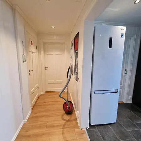 Private With Shared Kitchen, Bathroom And Tv Apartment